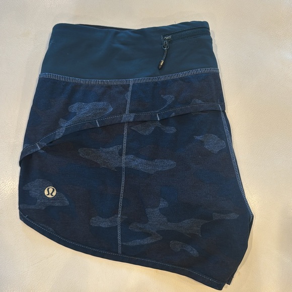 Lululemon Athletica Blue Camo OG Speed Shorts, Size 6 - Picture 5 of 6